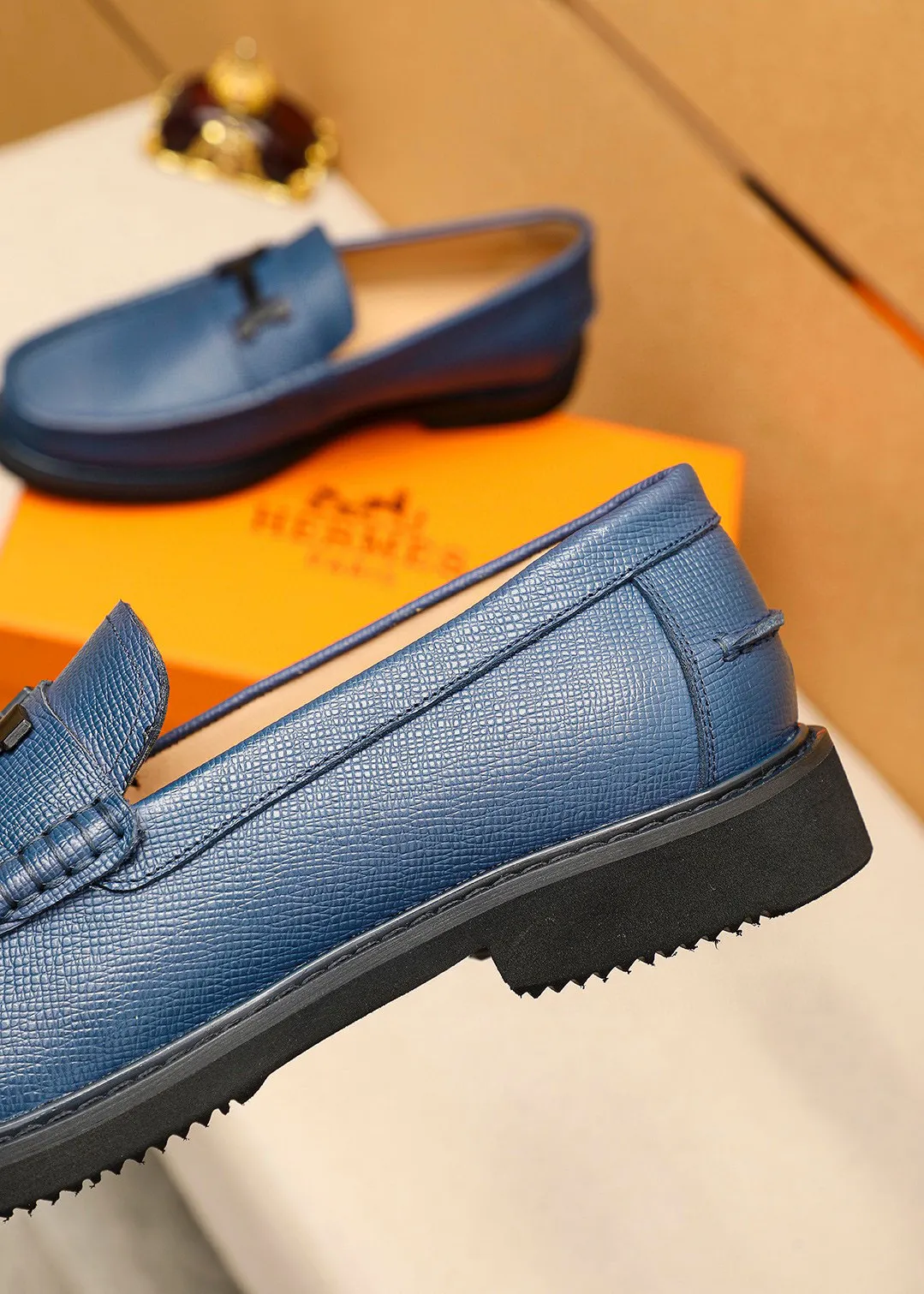 Men's shoes 💰460 💐 Product trademark: HERMES "Hermès" casual leather shoes Regular size: 39-44 (38.45🉑️customized) Product materials: Selected imported first-layer cross-grain cowhide upper + luxury hardware buckle, imported water-dyed cowhide lining. Strong three-dimensional visual effect, non-slip and wear-resistant rubber outsole Color: 4⃣️colors available